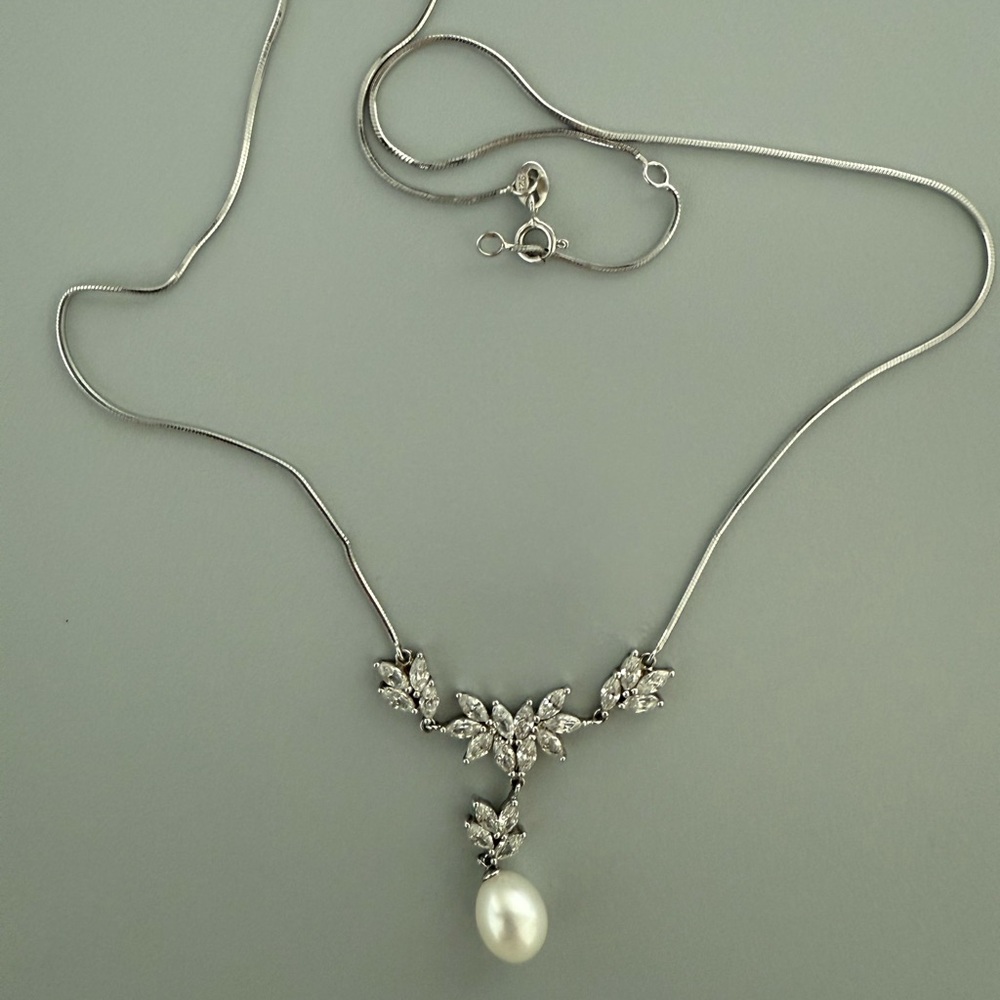 Elegant Sterling Silver Necklace with Pearl Pendant
